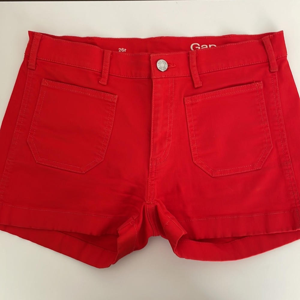 Gap women’s red denim shorts. Size 26r.